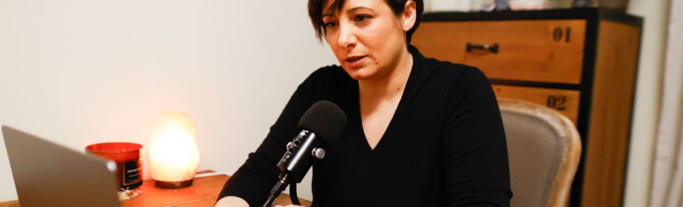 Valeria Curzio al microfono durante la registrazione del podcast Eco degli Antenati